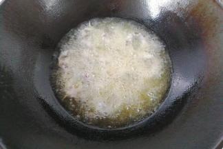 锅中入适量油，六七成热时下香菇炸制，把花刀面先朝下开炸；