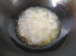 锅中入适量油，六七成热时下香菇炸制，把花刀面先朝下开炸；