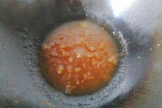 锅中加入蚝油，生抽，白糖，少许盐，再加小半碗水淀粉烧开，煮至浓稠后关火；