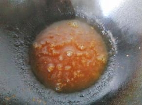 锅中加入蚝油，生抽，白糖，少许盐，再加小半碗水淀粉烧开，煮至浓稠后关火；