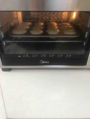 我的烤箱是美的的，下火过高，所以我降低下火了，原方是上下火150度，我的是上火150度，下火100度烤了20分钟，拿出来将模具倒过来，所有的小蛋糕很轻松的就全部滚落下来了，这个特别容易脱模