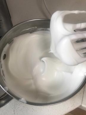 低速打发至蓬松鱼眼状，中速打发至偏中性发泡，比湿性要硬一点，这个时候烤箱开始预热，上火150度，下火100度预热10分钟