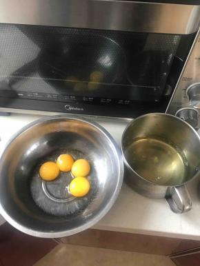 准备好两个无油无水的容器，我每次用都用餐巾纸擦拭一下，将蛋清跟蛋黄分开，新手最好准备三个容器，每磕破一个鸡蛋，将蛋清蛋黄分开，然后将蛋清倒入第二个容器里，蛋黄则倒入第三个容器里，然后再磕破另一个鸡蛋时还是放第一个容器里，这么做是怕万一你前面三个鸡蛋蛋清蛋黄都分开特别好，最后一个鸡蛋磕破直接蛋清蛋黄混合在一起了，这样就4个鸡蛋全部作废，分开弄的话就不会这样，顶多一个鸡蛋蛋清蛋黄混合一起了，可以再从新拿一个碗，浪费的鸡蛋永远只会是小于等于1