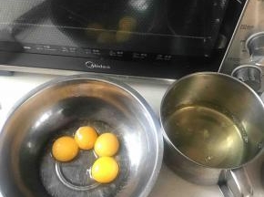 准备好两个无油无水的容器，我每次用都用餐巾纸擦拭一下，将蛋清跟蛋黄分开，新手最好准备三个容器，每磕破一个鸡蛋，将蛋清蛋黄分开，然后将蛋清倒入第二个容器里，蛋黄则倒入第三个容器里，然后再磕破另一个鸡蛋时还是放第一个容器里，这么做是怕万一你前面三个鸡蛋蛋清蛋黄都分开特别好，最后一个鸡蛋磕破直接蛋清蛋黄混合在一起了，这样就4个鸡蛋全部作废，分开弄的话就不会这样，顶多一个鸡蛋蛋清蛋黄混合一起了，可以再从新拿一个碗，浪费的鸡蛋永远只会是小于等于1