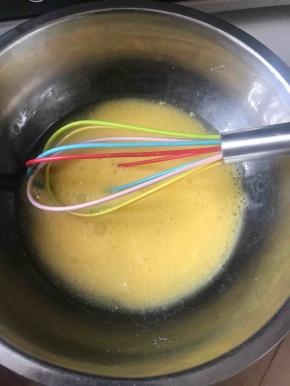 将玉米油、纯牛奶和蛋黄混合在一起拌均匀，不要打发