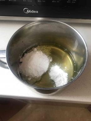 蛋清一次性加入糖粉跟玉米淀粉