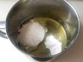 蛋清一次性加入糖粉跟玉米淀粉