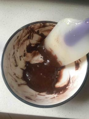 另拿一个碗，倒入16克蛋黄糊，加入2克可可粉拌匀备用