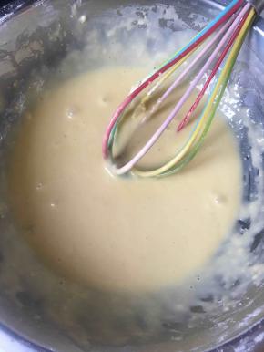 过筛低筋面粉Z字型拌匀，蛋黄糊成细腻的糊状