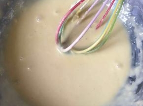 过筛低筋面粉Z字型拌匀，蛋黄糊成细腻的糊状