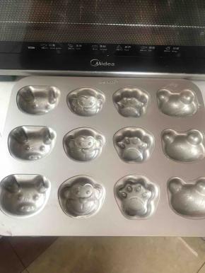 黄油隔热水融化，我这现在零下了，刚软化的黄油必须立马刷到模具里面，不然一会儿就又干了