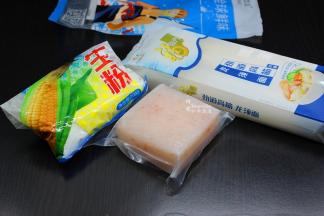 准备食材：挂面、南极磷虾肉、生粉、香葱等；