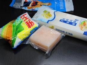 准备食材：挂面、南极磷虾肉、生粉、香葱等；