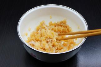 .南极磷虾肉室温内解冻，放盐、油、生抽、姜粉、胡椒粉拌均腌制5分钟