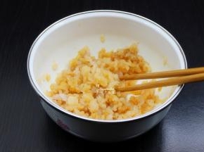 .南极磷虾肉室温内解冻，放盐、油、生抽、姜粉、胡椒粉拌均腌制5分钟