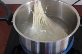 清水煮沸，挂面放入锅中，煮六成熟，捞出
