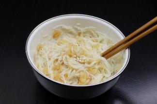 腌制好的虾肉、剪断的挂面、生粉、香葱、盐、油拌均；