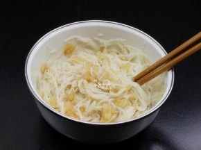 腌制好的虾肉、剪断的挂面、生粉、香葱、盐、油拌均；