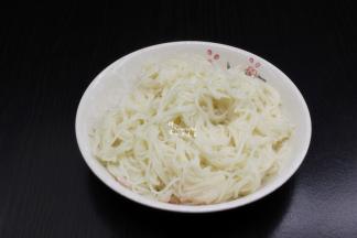 挂面沥干水水，用厨房剪刀剪断；