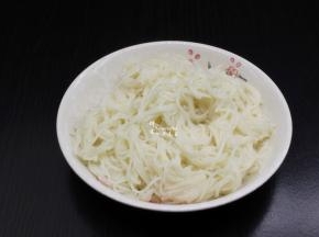 挂面沥干水水，用厨房剪刀剪断；