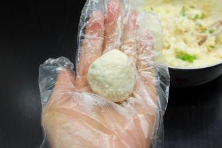 用手揉成小丸子；