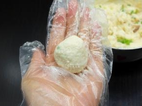 用手揉成小丸子；