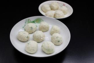做好的丸子，静放3分钟；