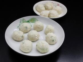 做好的丸子，静放3分钟；