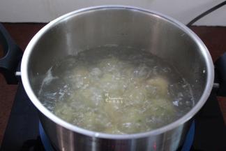 清水煮沸，把做好的丸子放入锅中；