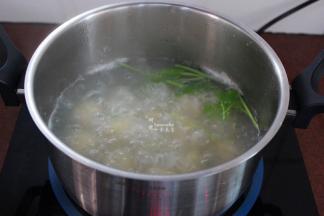 等丸子煮熟，放芫茜，即可；