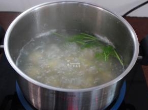 等丸子煮熟，放芫茜，即可；