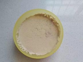 将酵母放入常温牛奶中搅拌均匀，静置3~5分钟；