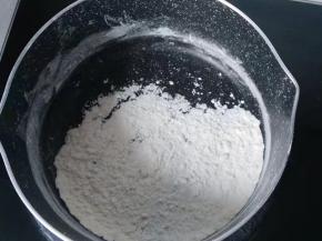 面团发酵期我们来做红糖内馅，先将15克面粉放入小锅中小火炒熟；