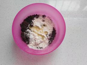 然后将炒熟晾凉的面粉倒入红糖粉中，再加入适量椰蓉和少许植物油拌均匀；