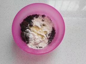 然后将炒熟晾凉的面粉倒入红糖粉中，再加入适量椰蓉和少许植物油拌均匀；