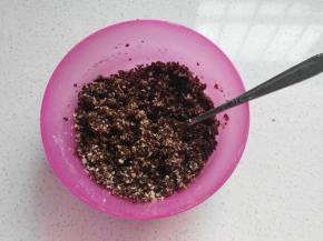 如图，拌好后呈湿润干松状态，即能抓捏成团；
