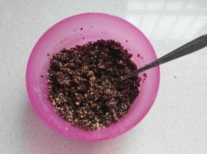 如图，拌好后呈湿润干松状态，即能抓捏成团；
