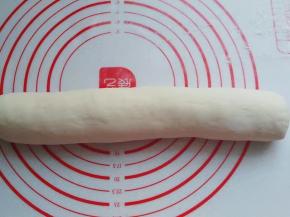 然后将面团搓滚成长条状；（要预留一点点小面团做花朵）