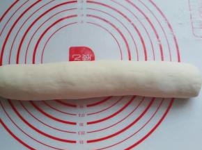 然后将面团搓滚成长条状；（要预留一点点小面团做花朵）