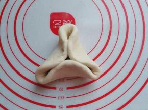 先将边缘向中间捏出三条边；