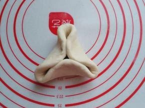 先将边缘向中间捏出三条边；