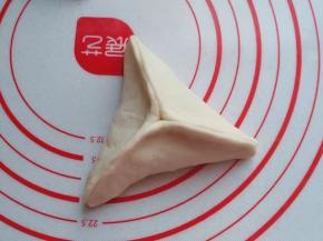 接着将三条边捏合起来即好；