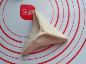 接着将三条边捏合起来即好；