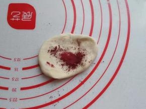 将预留的小面团加入少许红曲粉揉均匀；