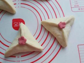 将扣出的小花朵沾点水，沾在三角包中间；