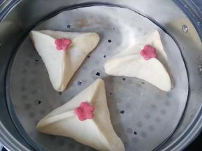 将包好的三角包放入蒸锅中，饧发20~30分钟；冷水或温水上蒸锅，开中火至上汽时，大火蒸10~15分钟后，关火后再虚蒸3~5分即好。