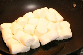 以上适材适用于学厨牛轧糖烤盘模具一份的用量。
黄油用小火融化，放入棉花糖，不停搅拌。