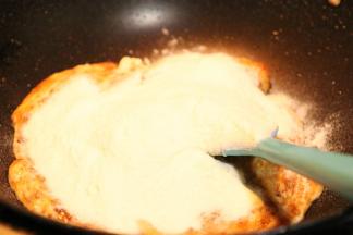 待棉花糖融化后倒入奶粉和食盐。（拍照一会的功夫没去搅拌就有一点点焦黄了，但成品口感依然很棒，不用担心）