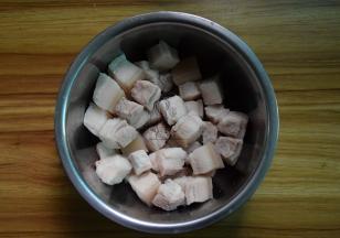 五花肉洗净切方块焯水待用