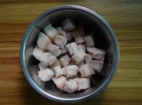 五花肉洗净切方块焯水待用